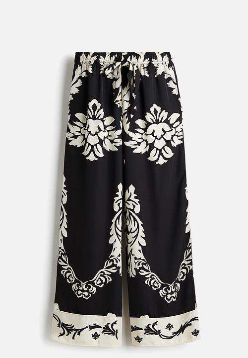 H&M - Wide trousers - black/patterned