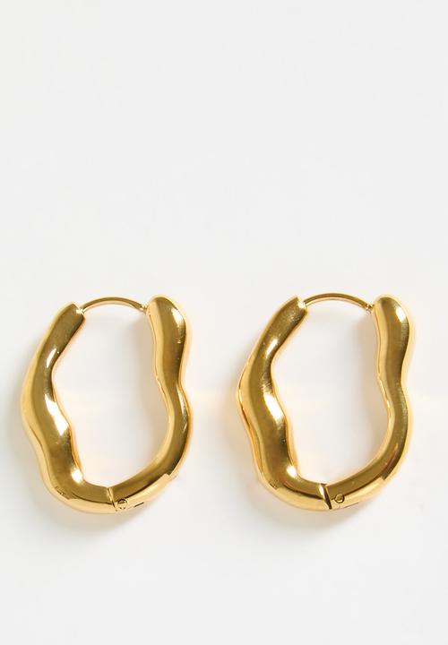 Zoe on Trend - Modern twisted hoop earrings - gold