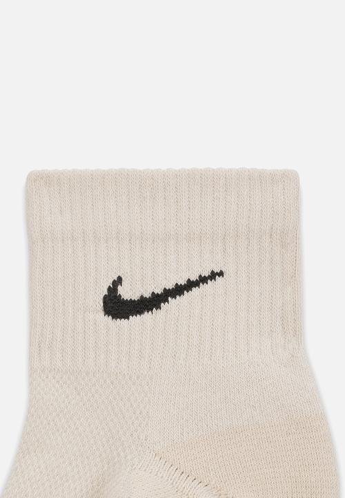 Nike -  Everyday Elevated Ankle Socks (3 Pairs)  - Multi Beige/Browns