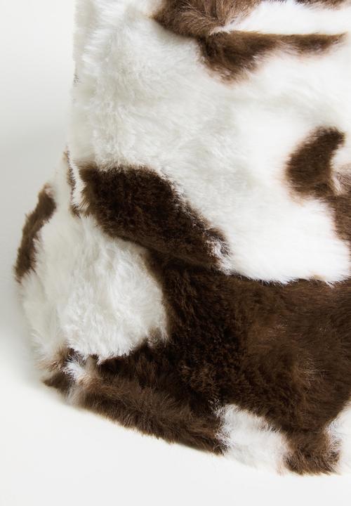 Tessa Design - Clover Cow Print Fluffy Bucket Hat - Brown