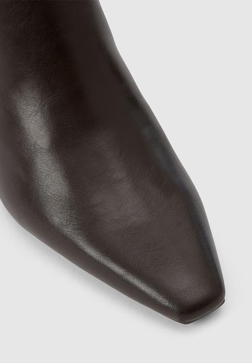 Forever New - Callie knee length chisel toe boot in chocolate brown