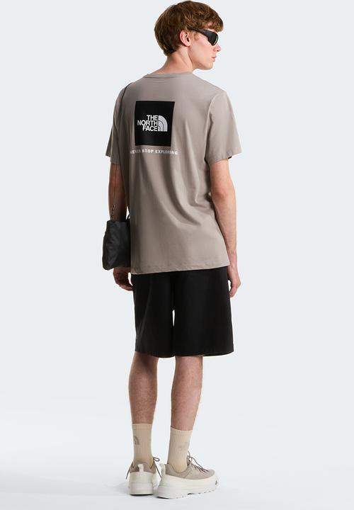 The North Face - M Evolution Box Nse Regular Short Sleeve Tee - Stone Slab