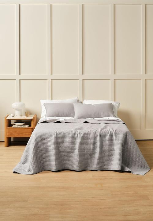 Marceau quilt with 2 pillowcase shams - grey