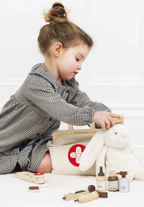 Le Toy Van - 10 Pcs Wooden Animal Vet Set - neutral