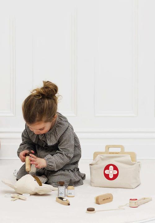 Le Toy Van - 10 Pcs Wooden Animal Vet Set - neutral