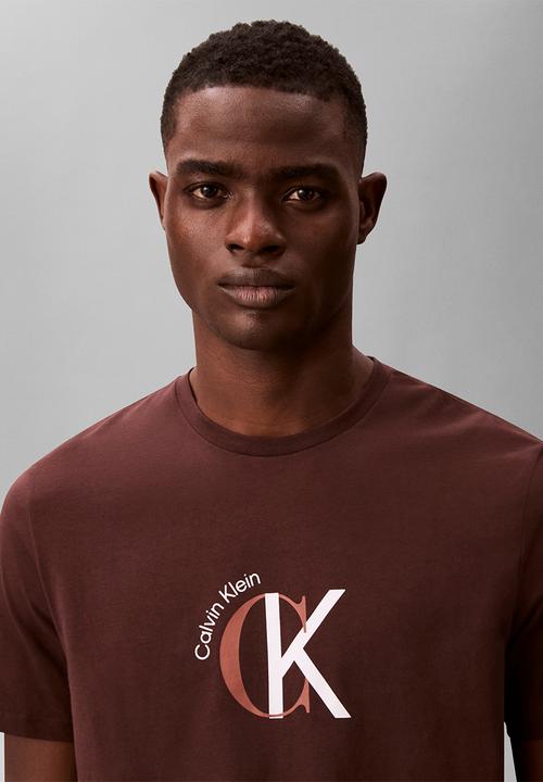 Calvin Klein - Ss 30S Whsl Ckj 2Tone Ck Graphic Tee - Rich Brown