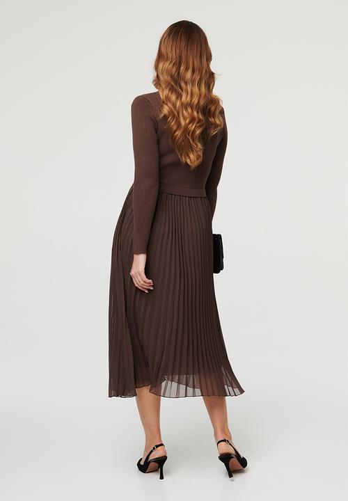 Izabel London - L/S Knitted Combination Maxi Dress With Chiffon Pleated Skirt - Chocolate