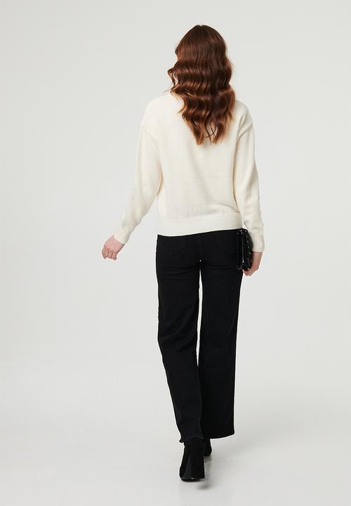 Izabel London - L/S Crew Neck Sweater With Butterfly Motif In Embroidery And Sequin Deail - White