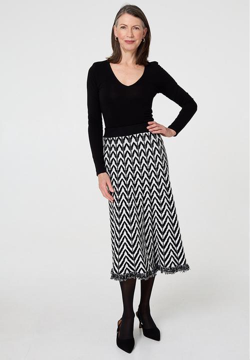 Izabel London - Knitted A-Line Skirt Wih Intasia Pattern - Black