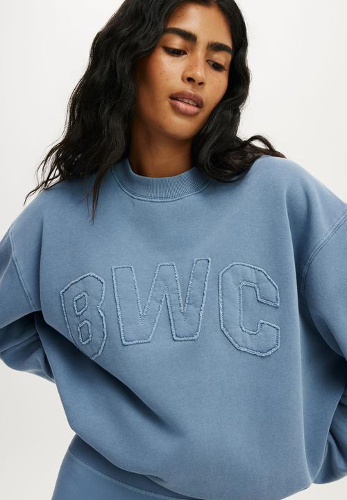 Cotton On - Fleece Graphic Crew Sweatshirt - Washed Infinity Blue/Bwc