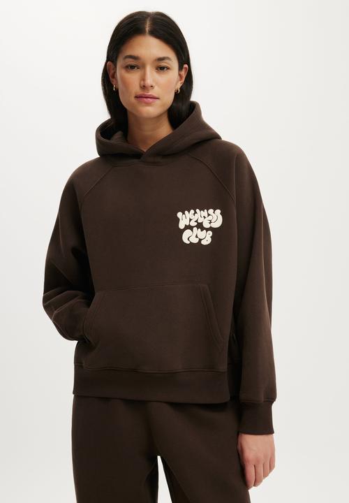 Cotton On - Plush Premium Graphic Raglan Hoodie - French Roast/Bwc