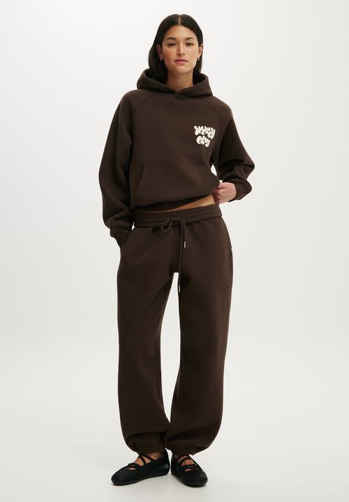 Cotton On - Plush Premium Graphic Raglan Hoodie - French Roast/Bwc