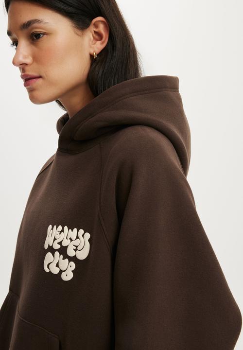 Cotton On - Plush Premium Graphic Raglan Hoodie - French Roast/Bwc