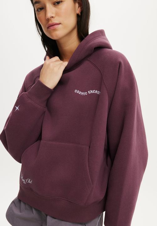 Cotton On - Plush Premium Graphic Raglan Hoodie - Choc Plum/Celestial