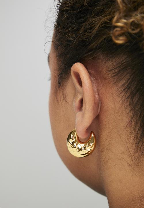 Zoe on Trend - Bold designer-hoop earrings - gold