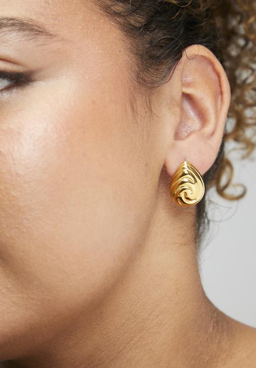 Zoe on Trend - Elegant shell design earrings - gold