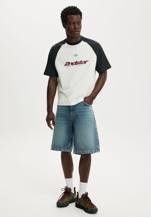 Cotton On - Cropped Fit Graphic T-Shirt - Creampuff / Washed Black - Worldwide