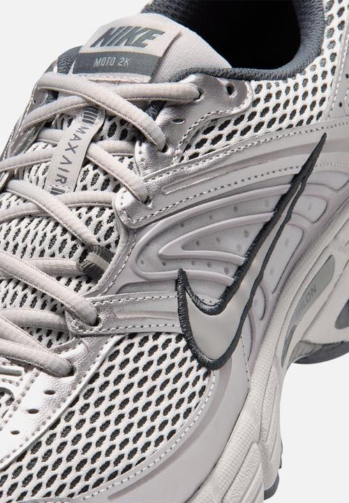 Nike - NIKE AIR MAX MOTO 2K