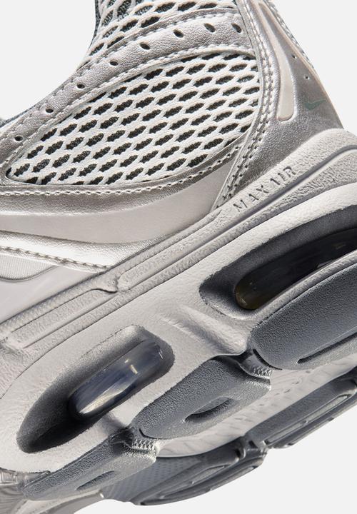 Nike - NIKE AIR MAX MOTO 2K