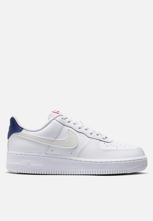 WMNS AIR FORCE 1 '07 - WHITE/MTLC SUMMIT WHT-BLUE VOID-FIRE RED
