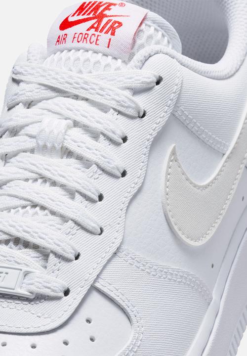 WMNS AIR FORCE 1 '07 - WHITE/MTLC SUMMIT WHT-BLUE VOID-FIRE RED