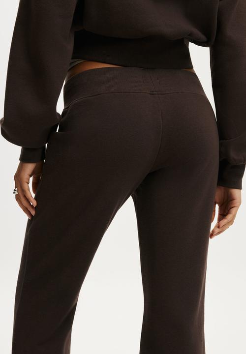 Cotton On - Low Rise Bootleg Sweatpant - Dark Oak