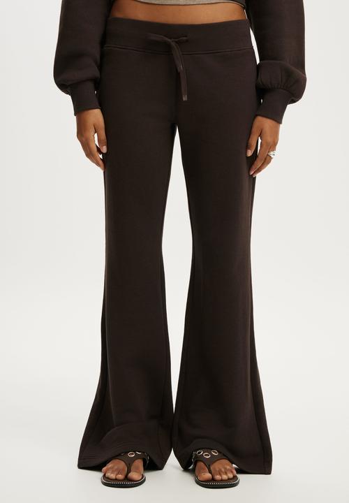 Cotton On - Low Rise Bootleg Sweatpant - Dark Oak