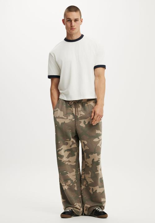 Cotton On - Super Baggy Track Pant - Jungle Camo Wash