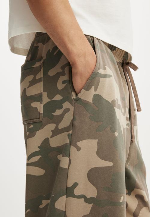 Cotton On - Super Baggy Track Pant - Jungle Camo Wash