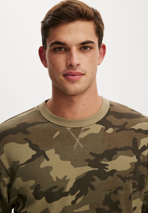 トップス BEEDEN CAMO WAFFLE JUST FIT TOPS Cropped Fit Textured Long Sleeve- Camo Waffle