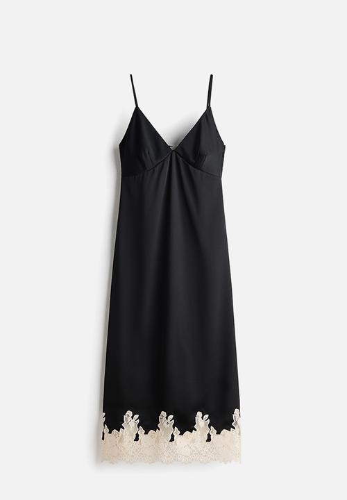 h&m black and cream dress Women's Cream/Black floral Tiered maxi dress