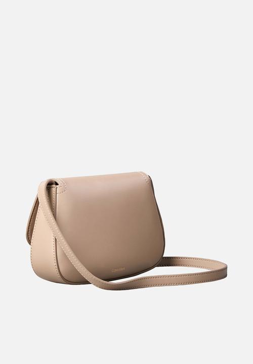 Calvin Klein - Ck flap camera bag - desert taupe