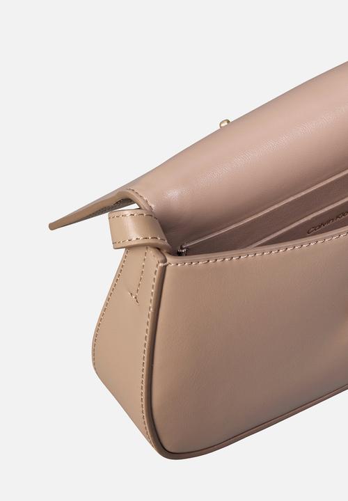 Calvin Klein - Ck flap camera bag - desert taupe