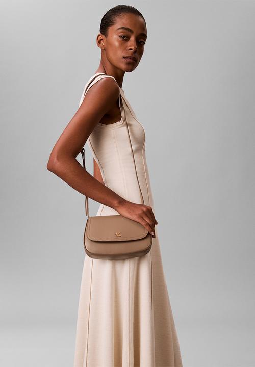 Calvin Klein - Ck flap camera bag - desert taupe