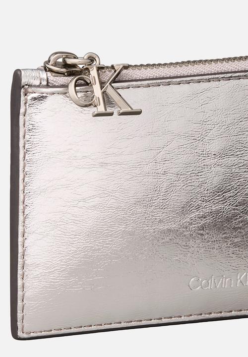 Calvin Klein - Ck metallic 6cc zip cardcase - silver metallic