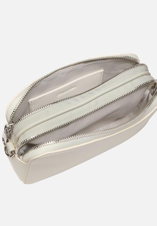 Calvin Klein - Webbing double strap camera bag - lily white