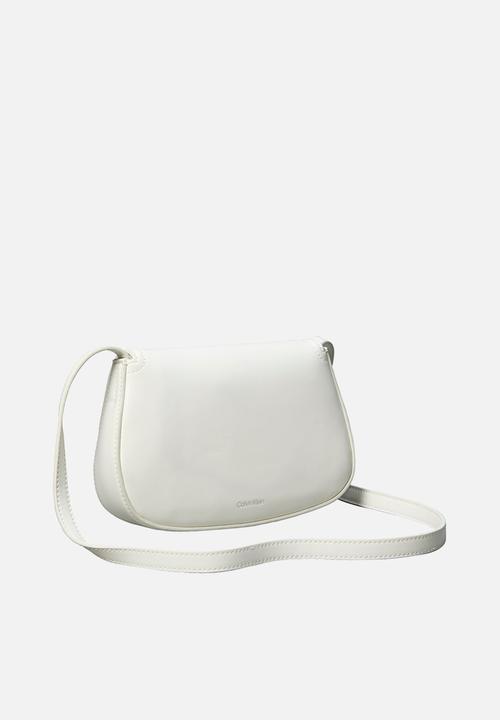Calvin Klein - Ck flap camera bag - lily white