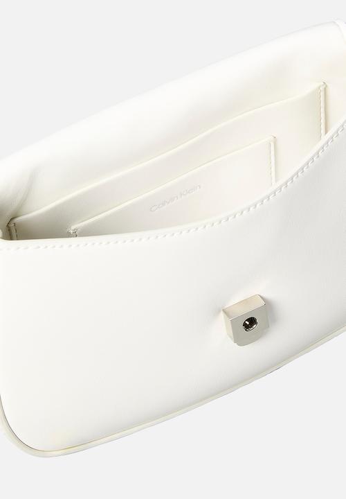Calvin Klein - Ck flap camera bag - lily white