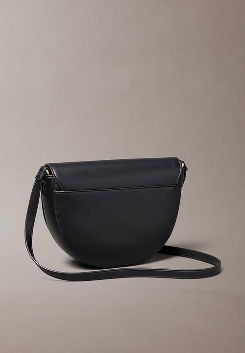 Calvin Klein - Bold ck saddle crossbody - black