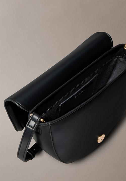 Calvin Klein - Bold ck saddle crossbody - black