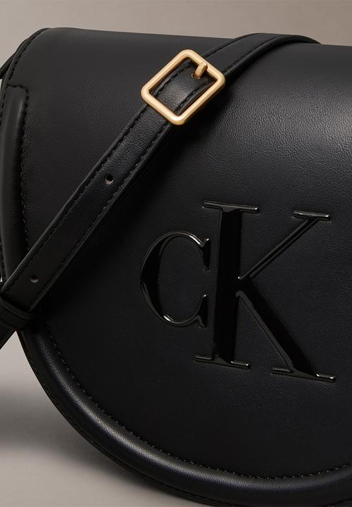Calvin Klein - Bold ck saddle crossbody - black