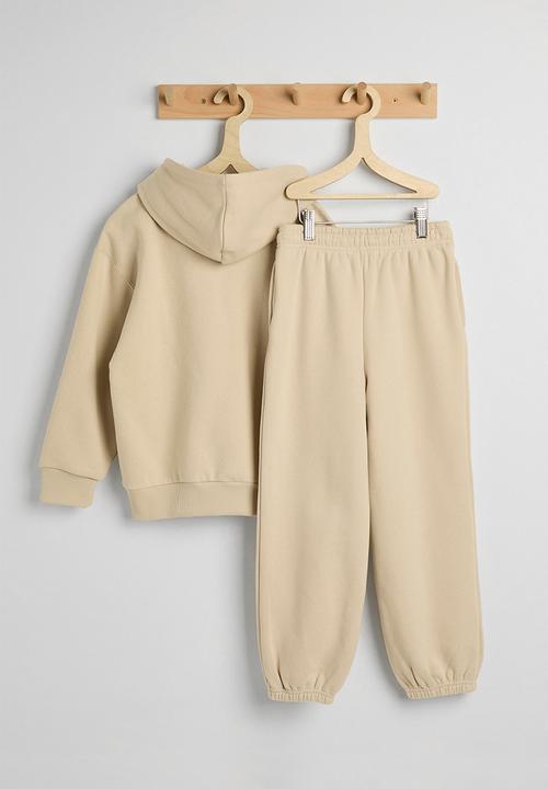 Cotton On - Sammy Oversize Hoodie & Sammy Relax Trackpant - Rainy Day/Fun Day Club Stickers