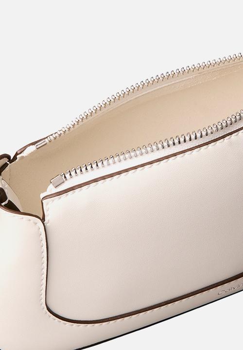 Calvin Klein - Hardware zip crossbody- lily white