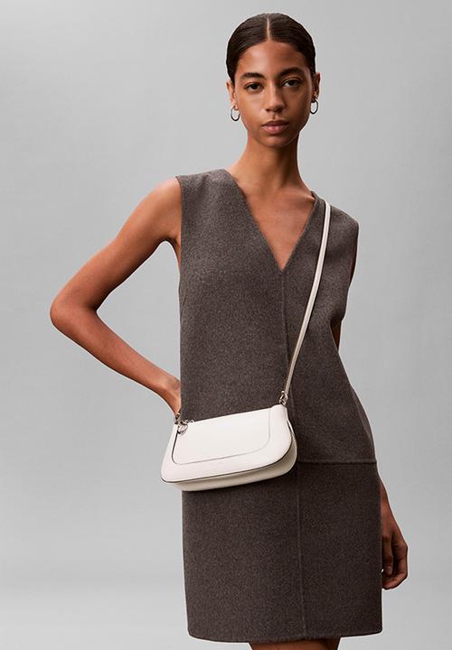 Calvin Klein - Hardware zip crossbody- lily white