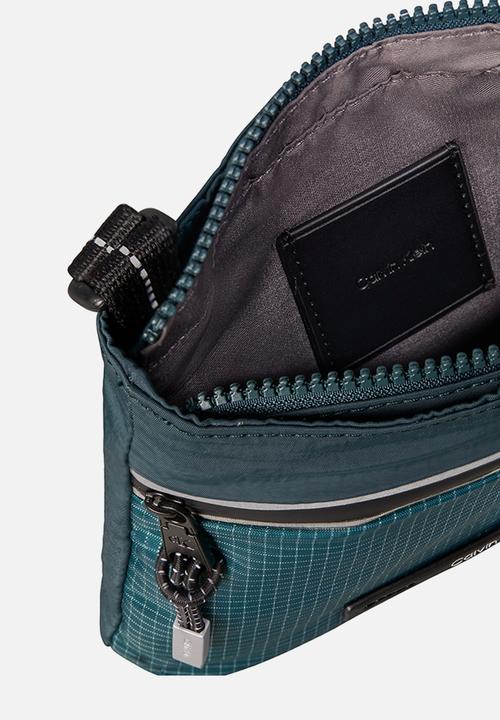 Calvin Klein - Striped Utility Zip Flatpack - Dark Teal