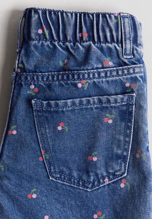 H&M - Wide leg printed jeans - denim blue/cherries