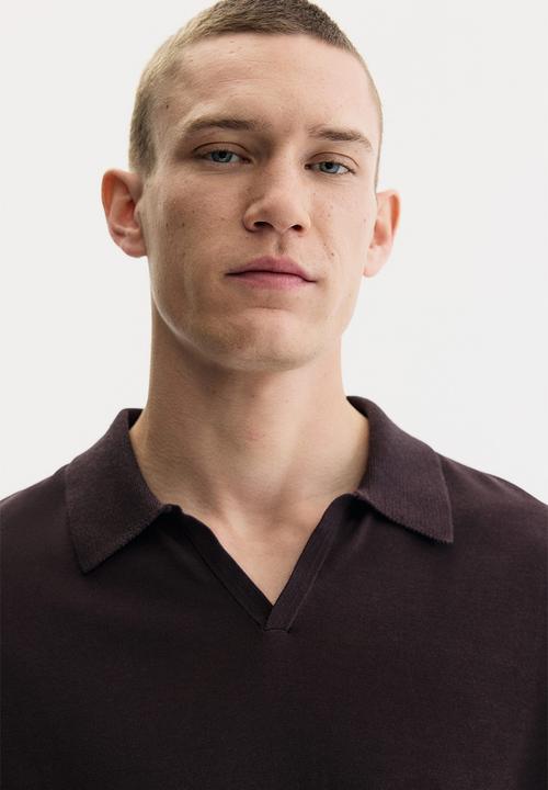 H&M - Regular fit v-neck polo shirt - dark brown