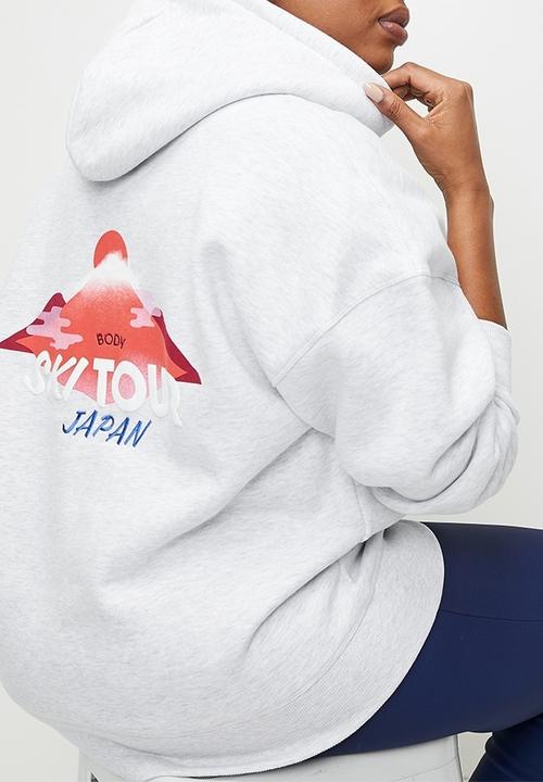 Cotton On - Plus Plush Premium Graphic Hoodie - Cloudy Grey Marle/Ski Tour