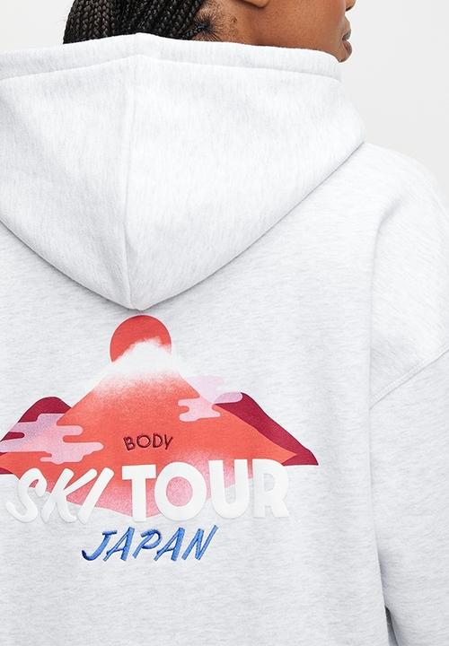Cotton On - Plus Plush Premium Graphic Hoodie - Cloudy Grey Marle/Ski Tour