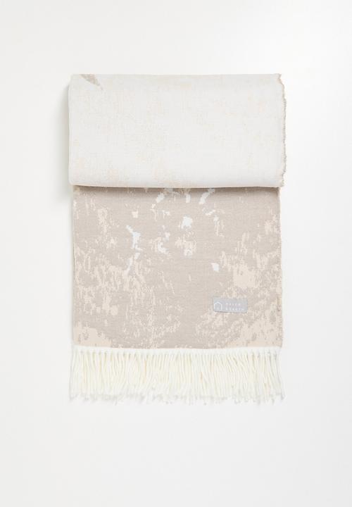 Haven & Earth  - Bella Vita floral Throw - Cobblestone/Bone